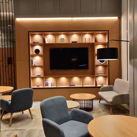 Holiday Inn Express Gurugram Sector 50 By Ihg Гургаон Экстерьер фото