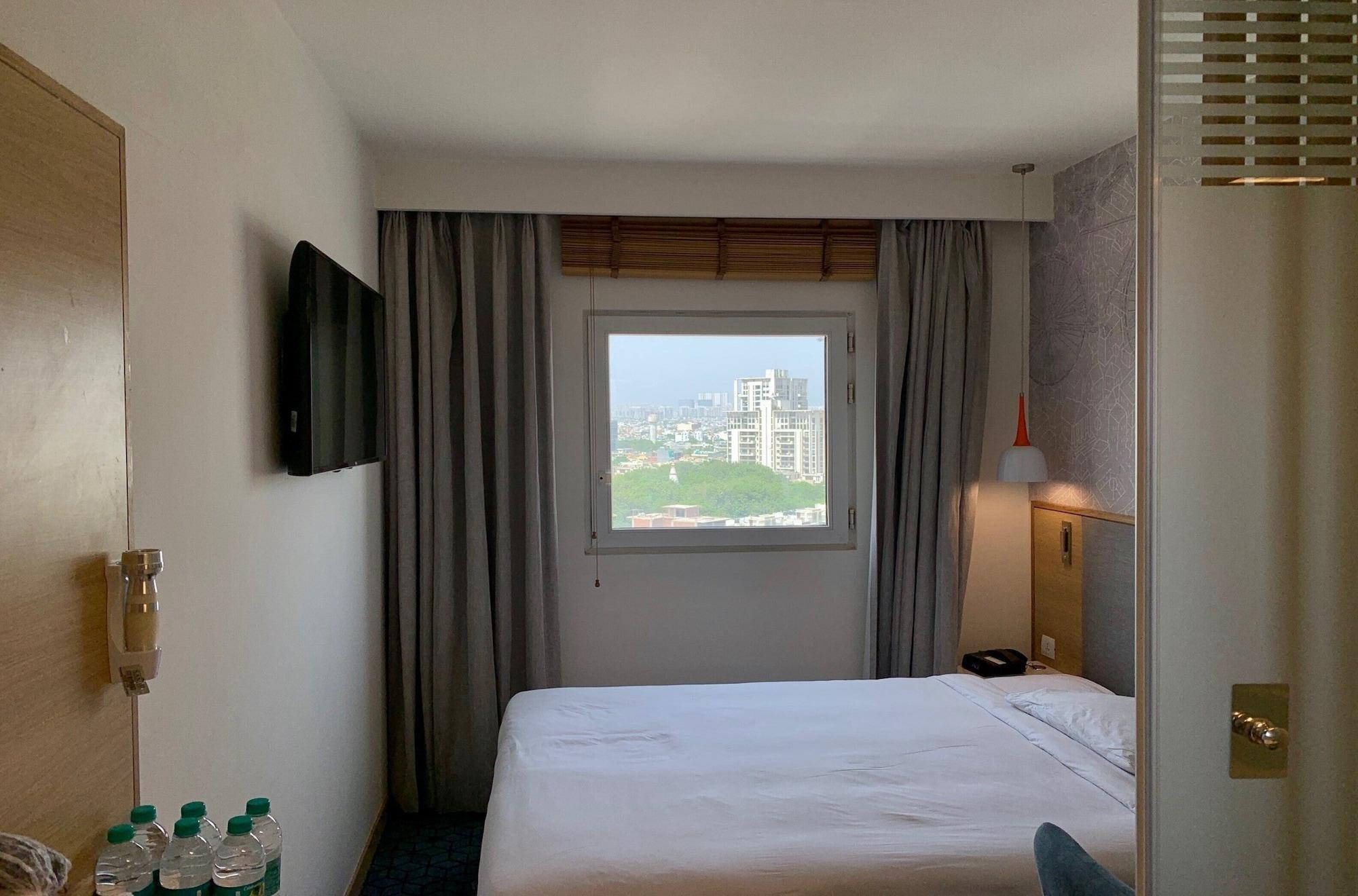 Holiday Inn Express Gurugram Sector 50 By Ihg Гургаон Экстерьер фото