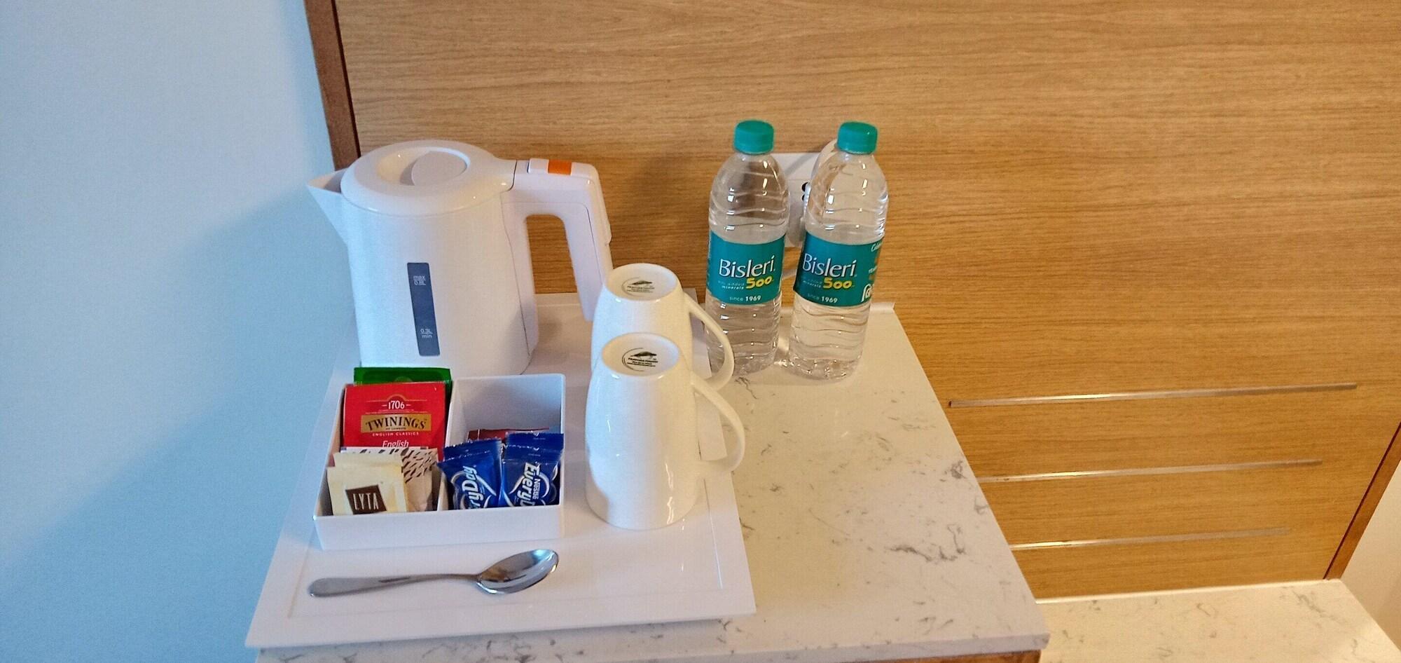 Holiday Inn Express Gurugram Sector 50 By Ihg Гургаон Экстерьер фото