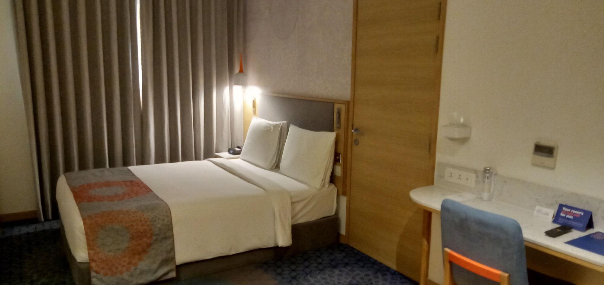 Holiday Inn Express Gurugram Sector 50 By Ihg Гургаон Экстерьер фото