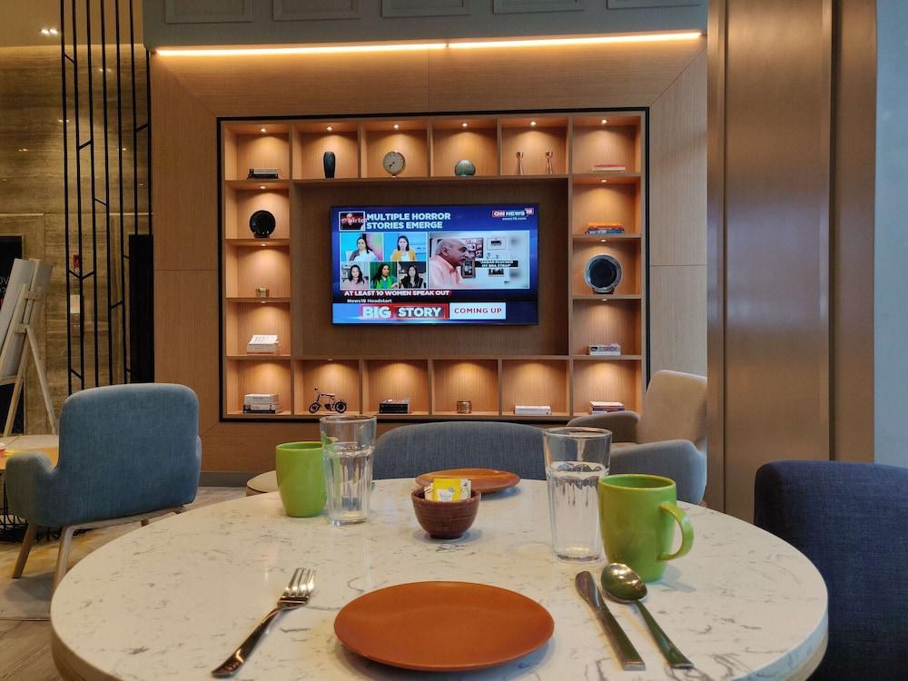 Holiday Inn Express Gurugram Sector 50 By Ihg Гургаон Экстерьер фото