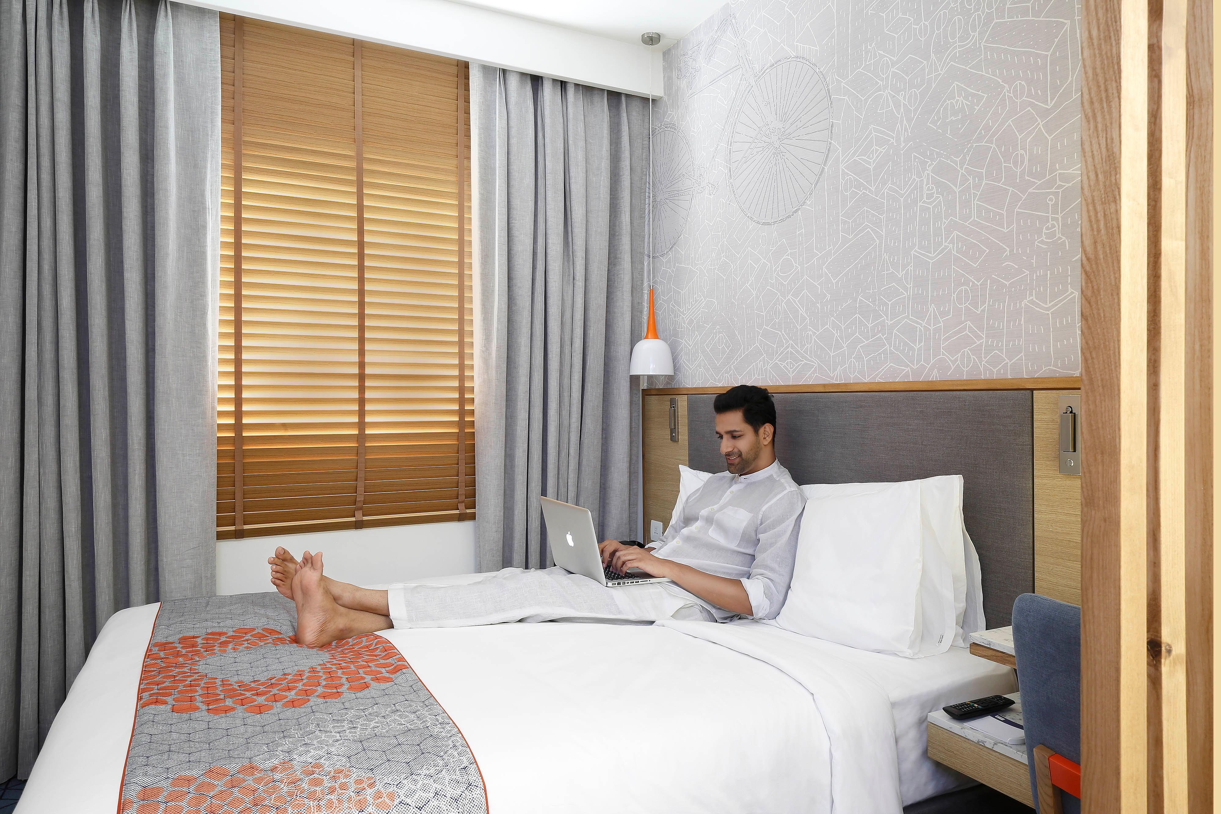 Holiday Inn Express Gurugram Sector 50 By Ihg Гургаон Экстерьер фото