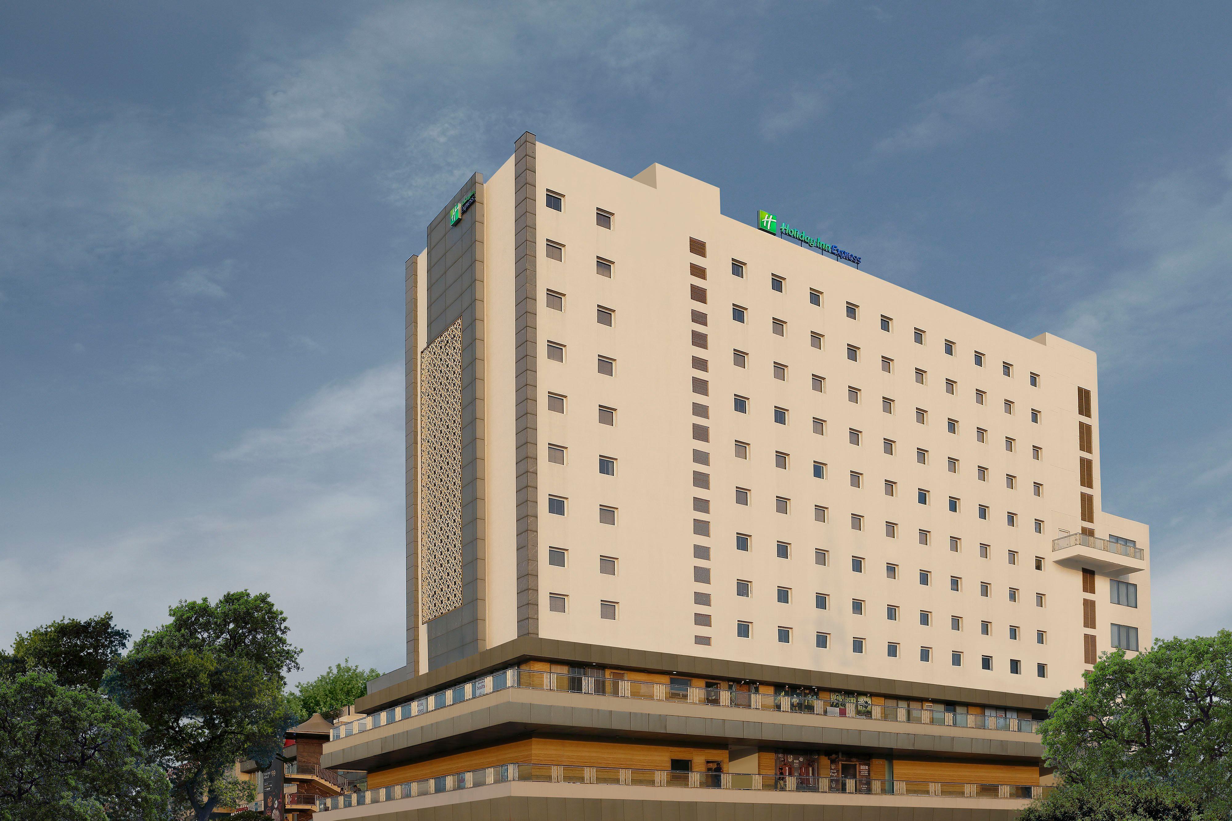 Holiday Inn Express Gurugram Sector 50 By Ihg Гургаон Экстерьер фото