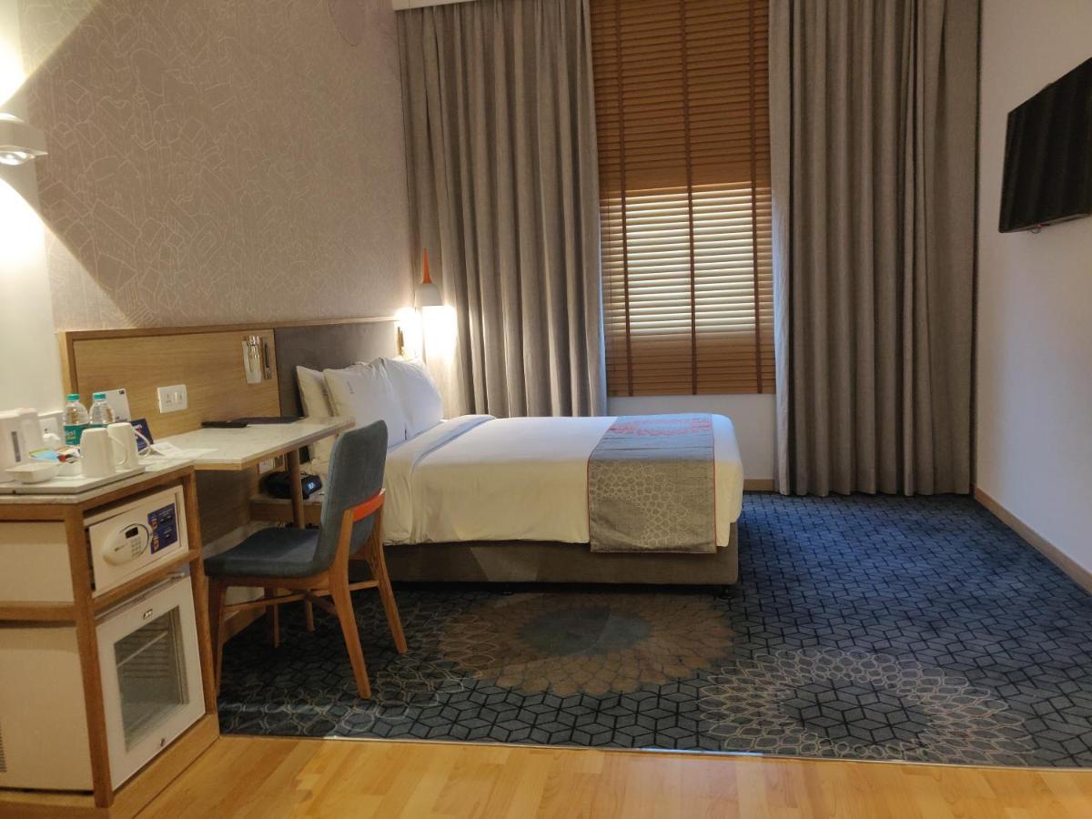 Holiday Inn Express Gurugram Sector 50 By Ihg Гургаон Экстерьер фото