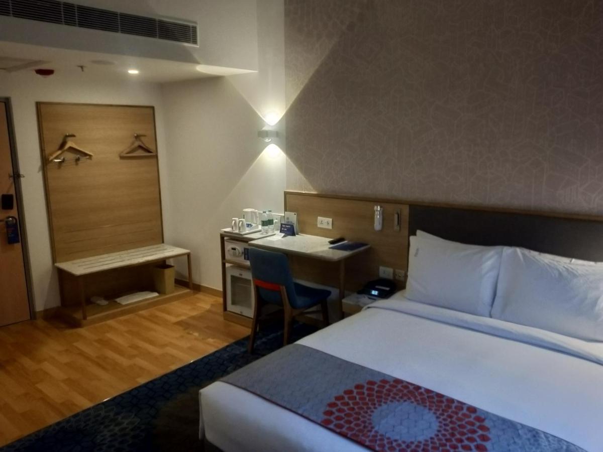 Holiday Inn Express Gurugram Sector 50 By Ihg Гургаон Экстерьер фото