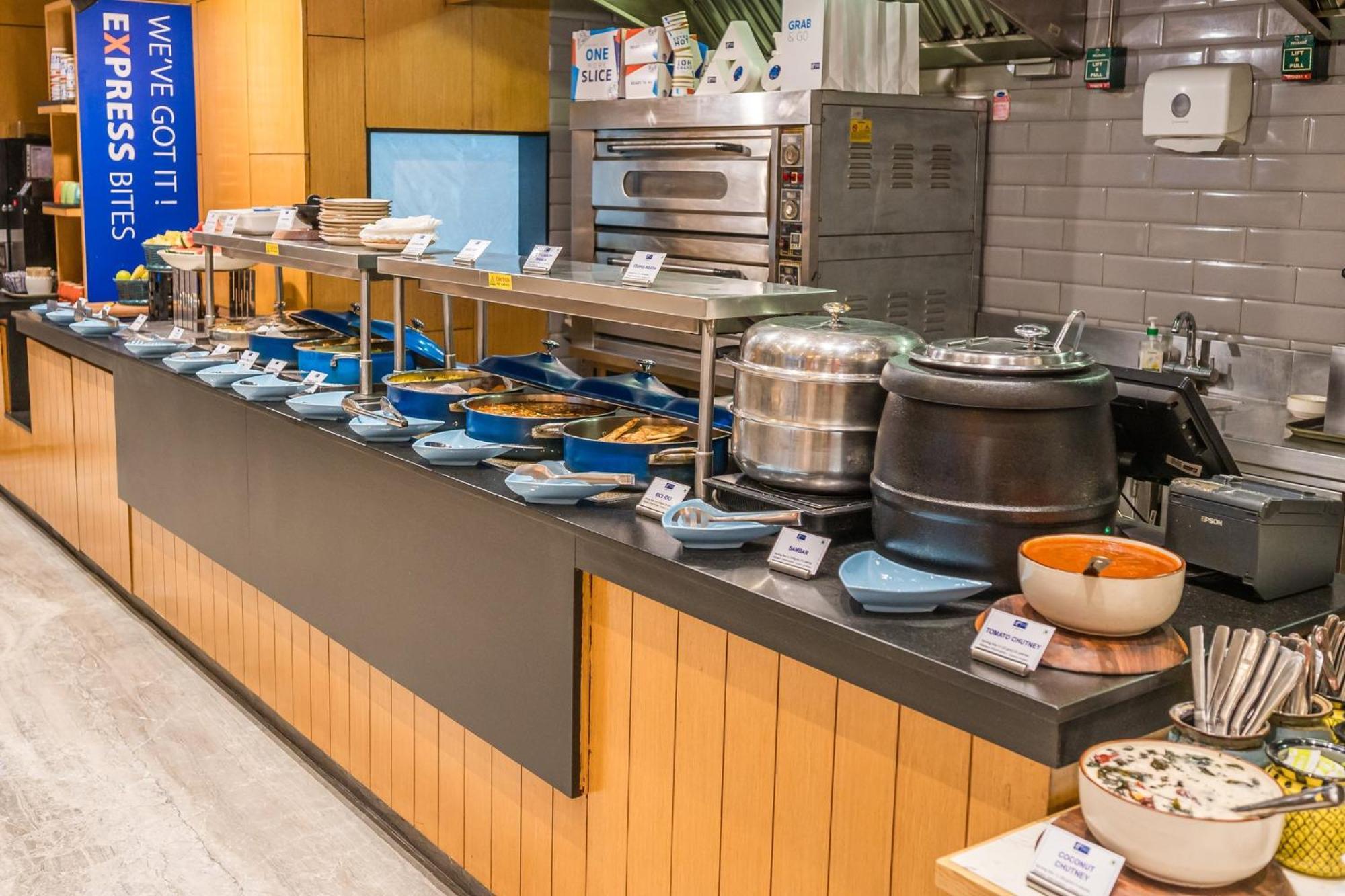 Holiday Inn Express Gurugram Sector 50 By Ihg Гургаон Экстерьер фото