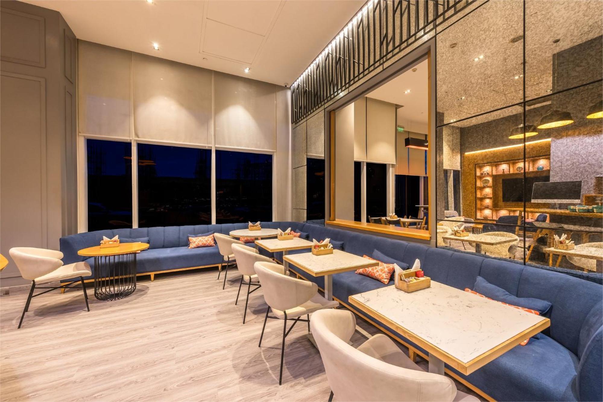 Holiday Inn Express Gurugram Sector 50 By Ihg Гургаон Экстерьер фото