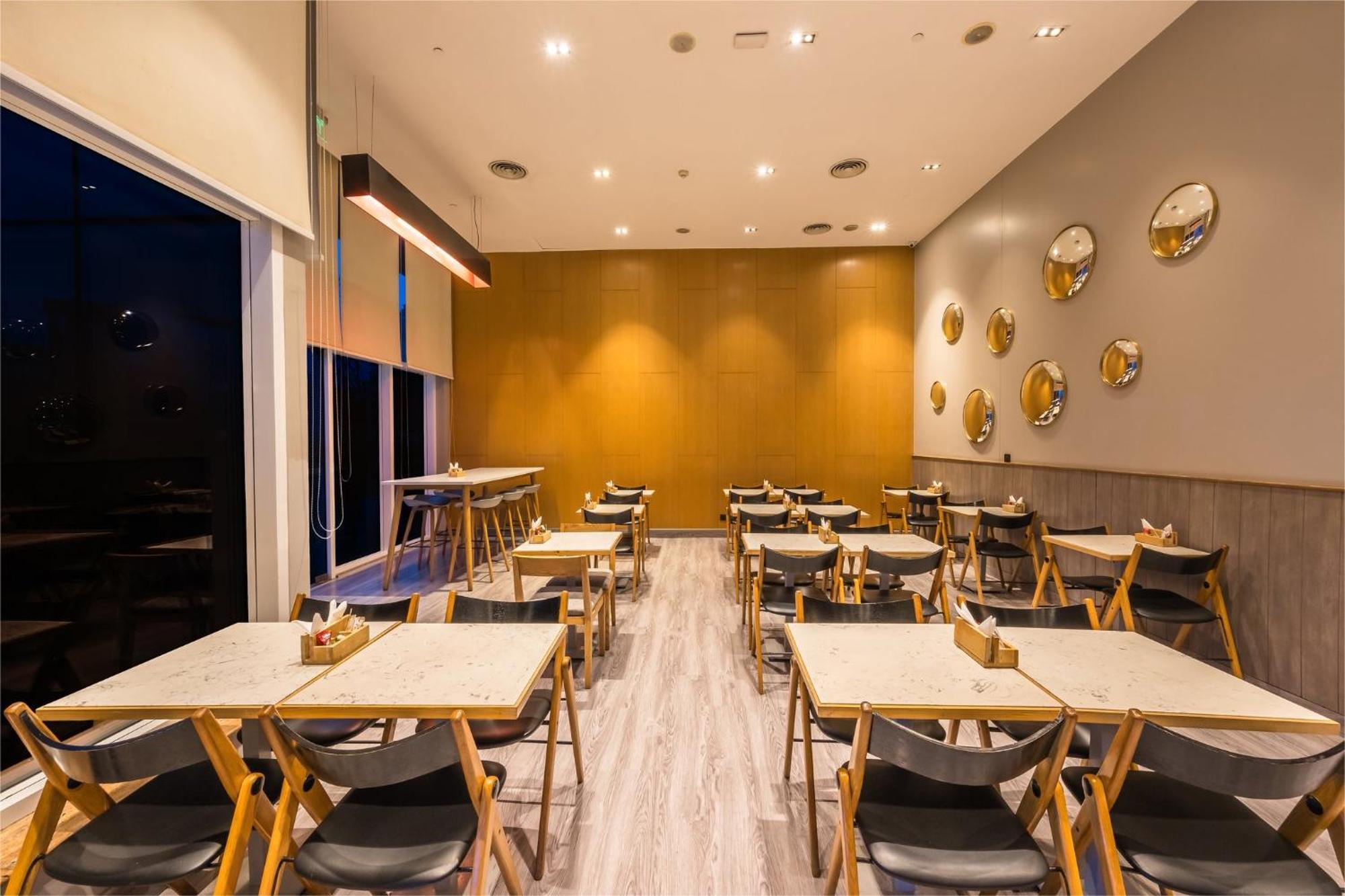 Holiday Inn Express Gurugram Sector 50 By Ihg Гургаон Экстерьер фото