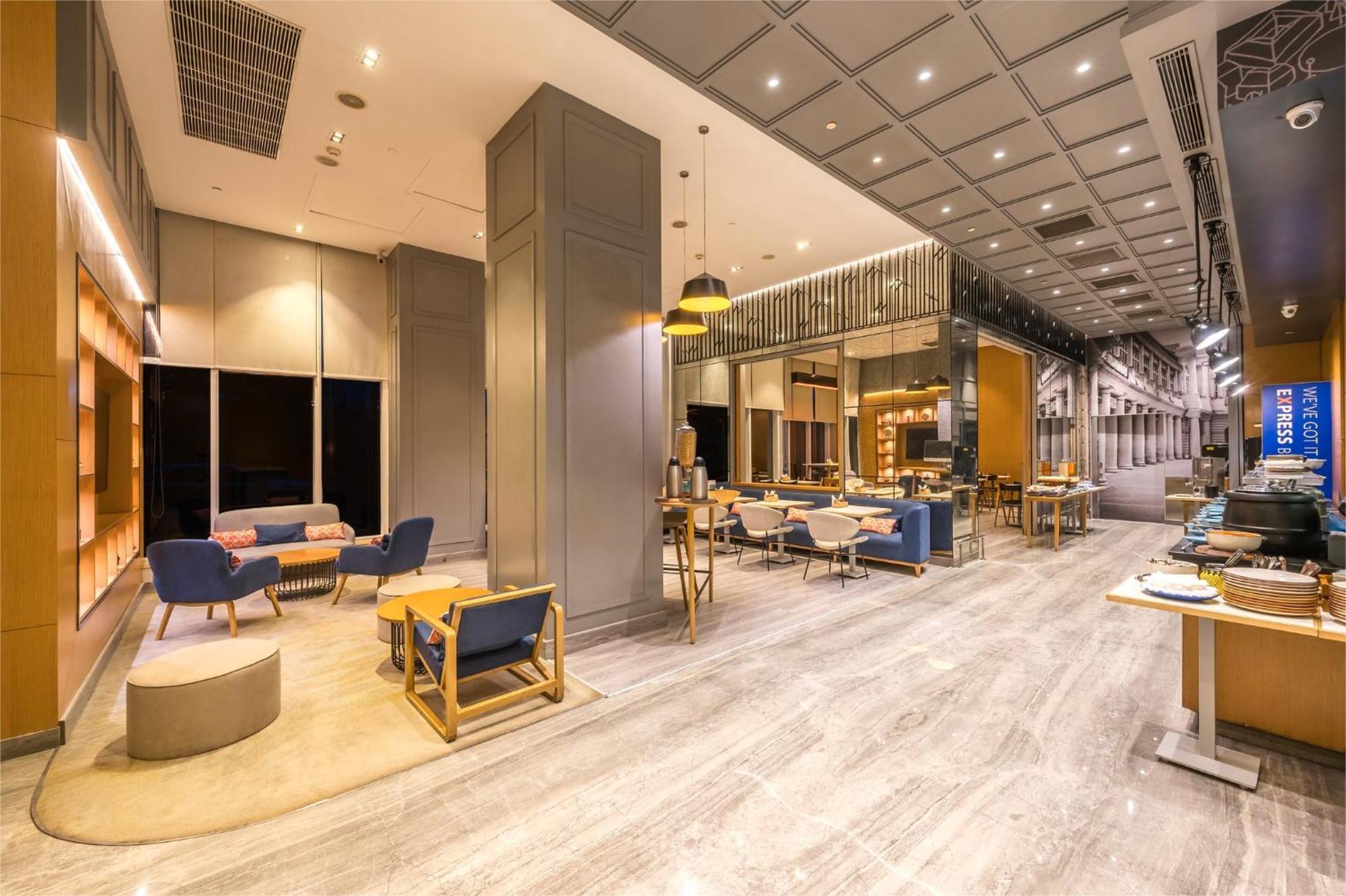 Holiday Inn Express Gurugram Sector 50 By Ihg Гургаон Экстерьер фото